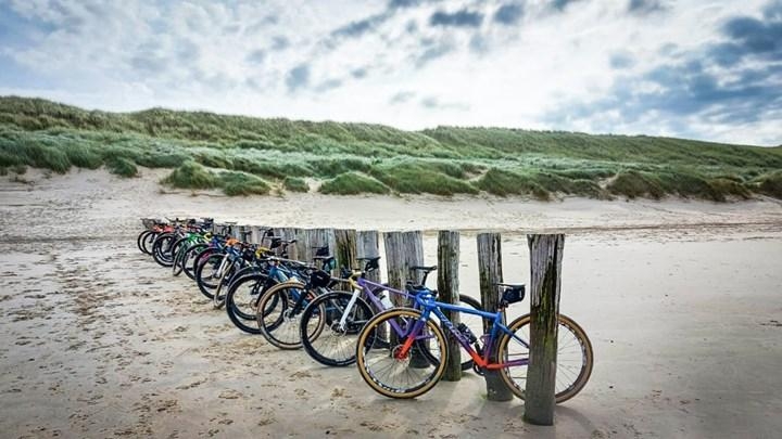 Fietsen op het strand in Egmond aan Zee